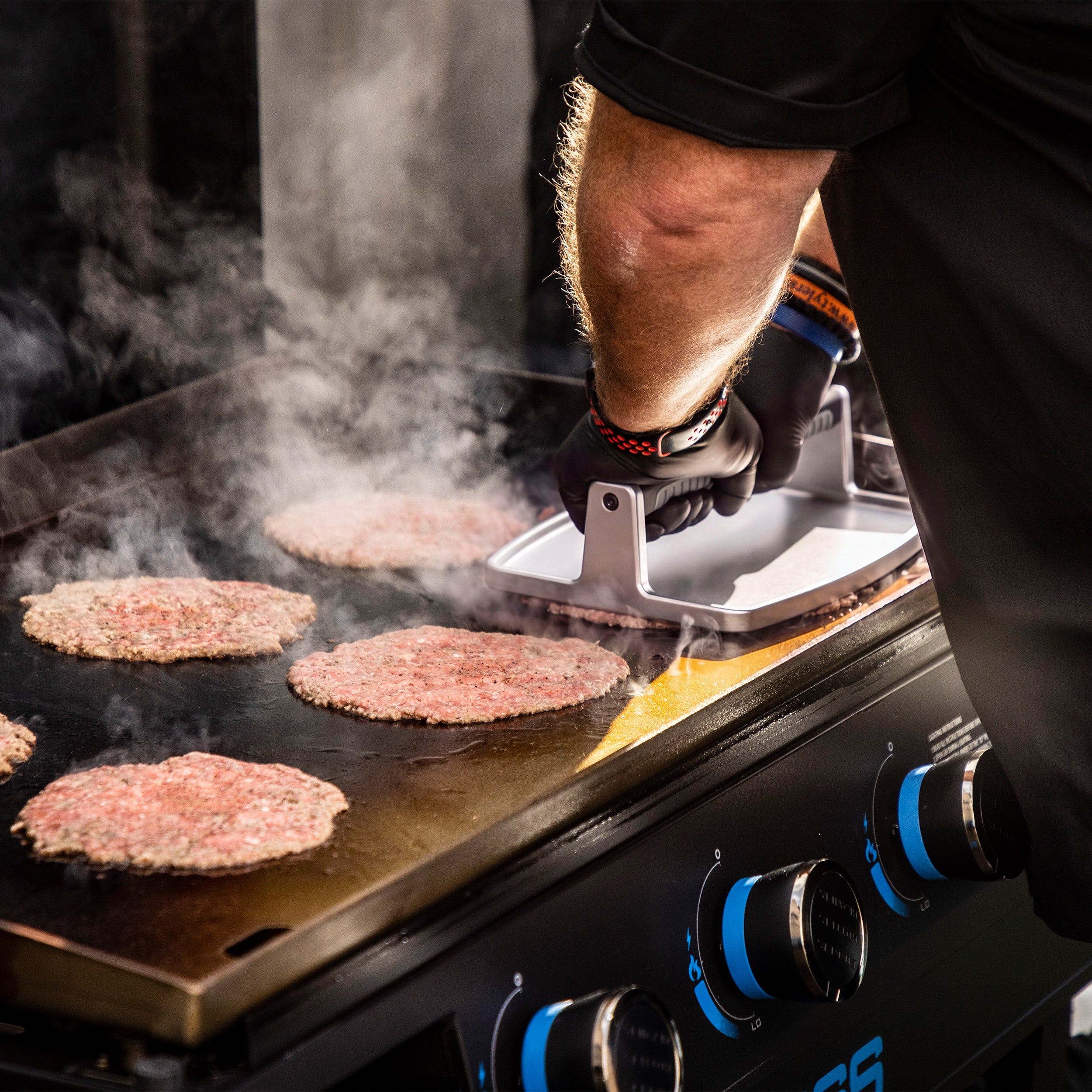 pit-boss-pb-griddle-press-prensa-de-plancha-de-hierro-fundido-100-con-asa-refrig image 5