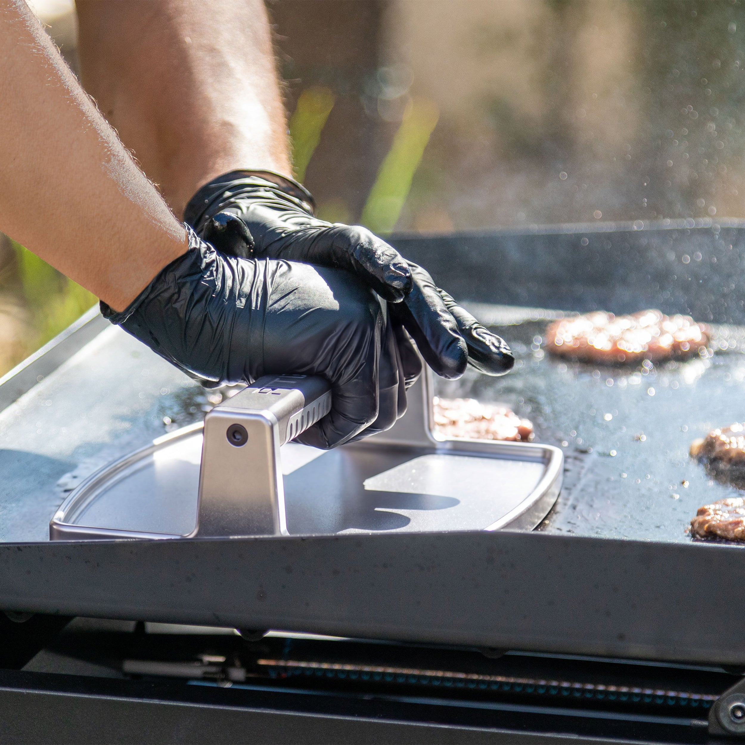 pit-boss-pb-griddle-press-prensa-de-plancha-de-hierro-fundido-100-con-asa-refrig image 4