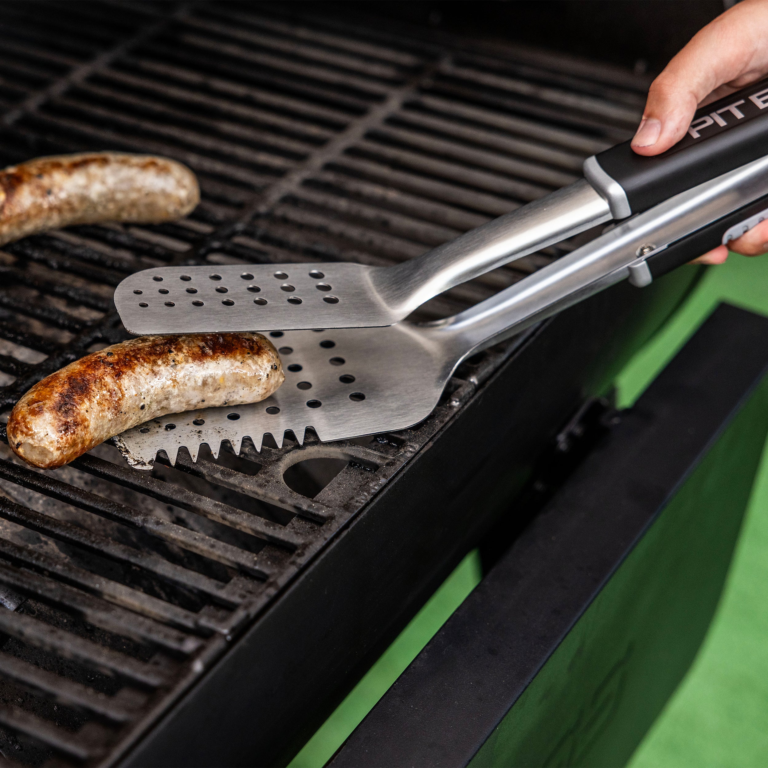 pit-boss-all-in-one-bbq-tool-herramienta-5-en-1-de-acero-con-esp-tula-pinzas-ten image 5